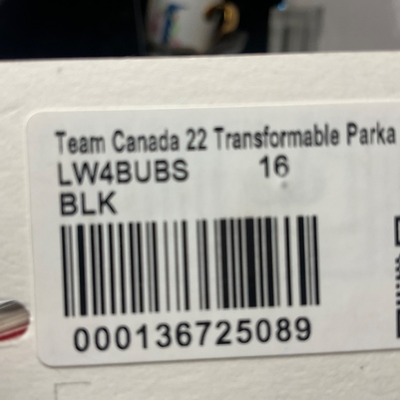 LULULEMON TEAM CANADA TRANSFORMABLE DOWN PARKA VEST NWT SZ 16 - Picture 13 of 16